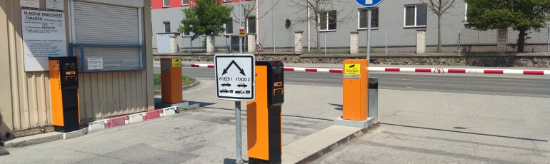 Nové závory a pokladny, parkoviště u Tabačky 1